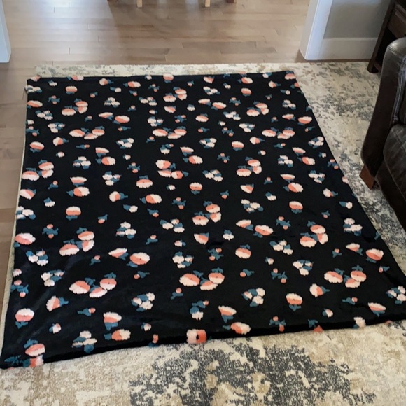 Anthropologie Flora Faux Fur Throw Blanket - Picture 9 of 11